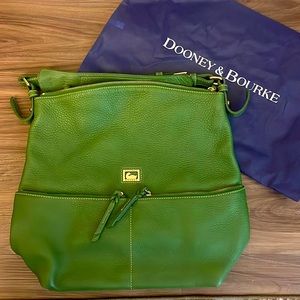 Lightly used green Dooney and Bourke Purse. Don’t miss out on this summer purse!